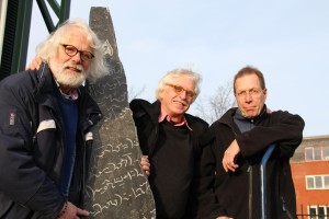 v.l.n.r. Jan Kettelerij, Hendrik Boot en Frank Beek bij het kunstwerk 'Onleesbaar Werk' van Gerard Fransen - foto Willem Jongeneelen 2